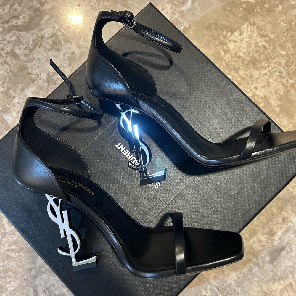 DETAILS

Saint Laurent patent leather sandals.